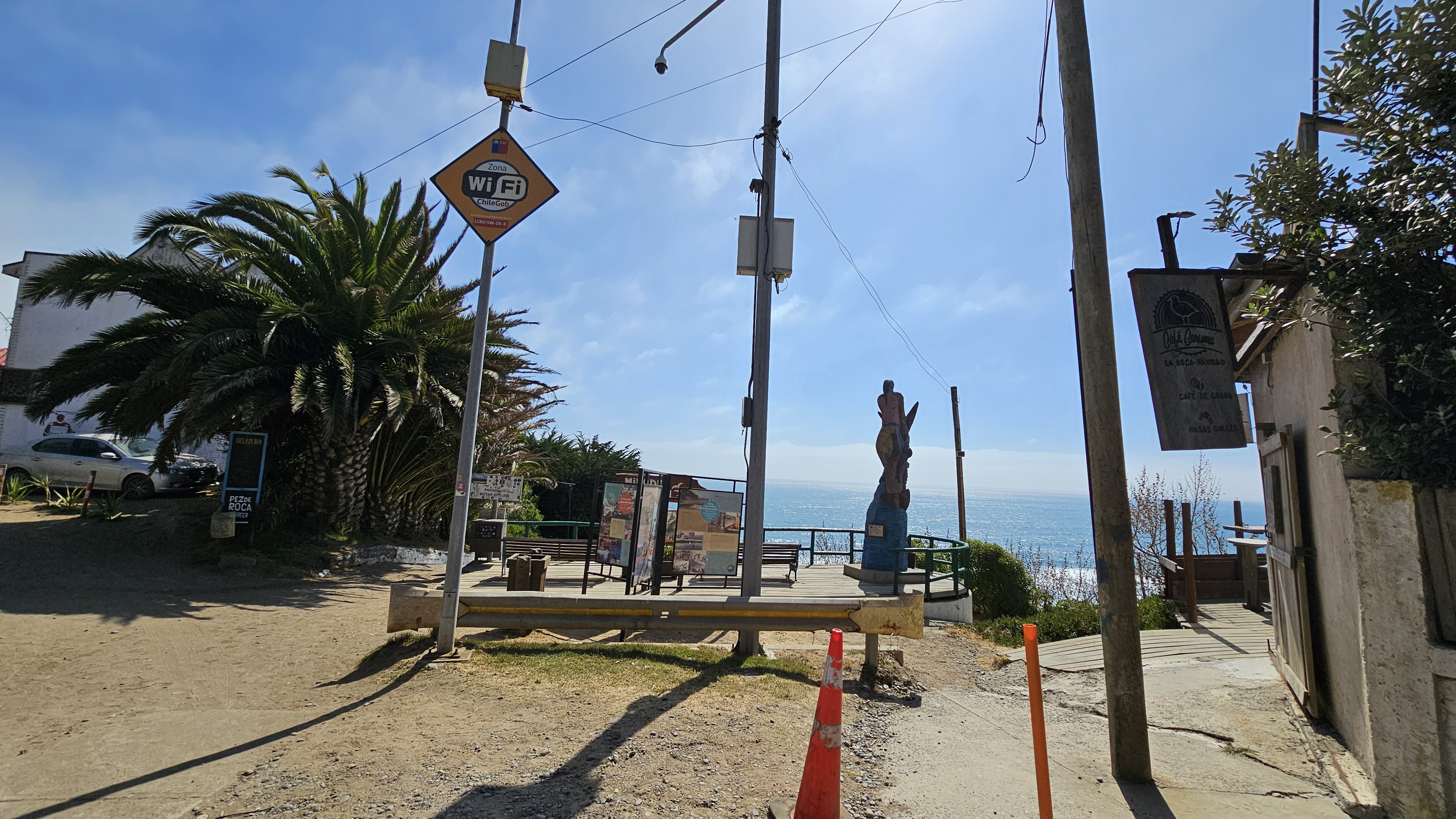Fotografía amplia del sector, se aprecian senderos, el mar y que el mirador cuenta con wifi gratuito